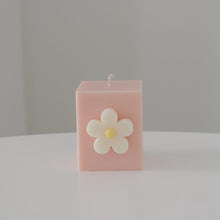 Load image into Gallery viewer, Pastel light pink daisy flower candle