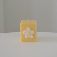 Load image into Gallery viewer, Pastel yellow daisy flower candle