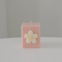 Load image into Gallery viewer, Pastel light pink daisy flower candle
