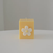 Load image into Gallery viewer, Pastel yellow daisy flower candle
